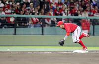 　６回、石川昂の打球を弾く三塁手・小園