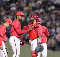 　６回、ピンチを招き、石原の話を聞くドミンゲス（撮影・市尻達拡）