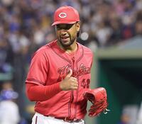 　２回、この回を無失点で終え、親指を立てるポーズをするドミンゲス（撮影・市尻達拡）