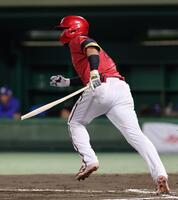 　７回、投手強襲のタイムリー内野安打を放つ末包（撮影・市尻達拡）