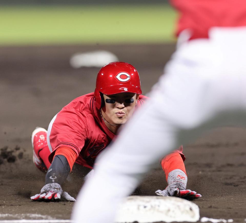 　７回、堂林の投前送りバントの間に、三塁へ滑り込む小園（撮影・市尻達拡）