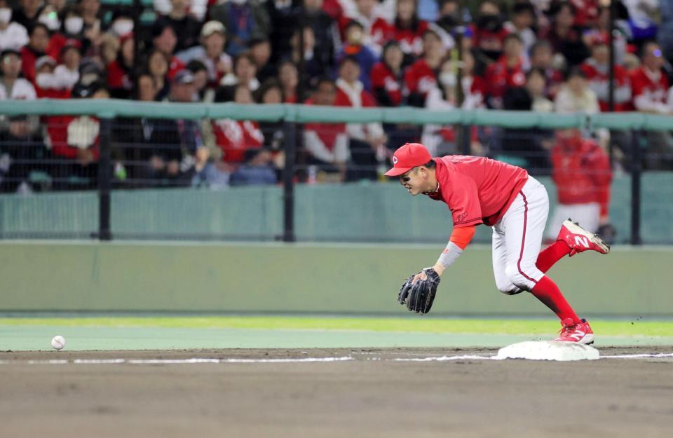 　６回、石川昂の打球を弾く三塁手・小園