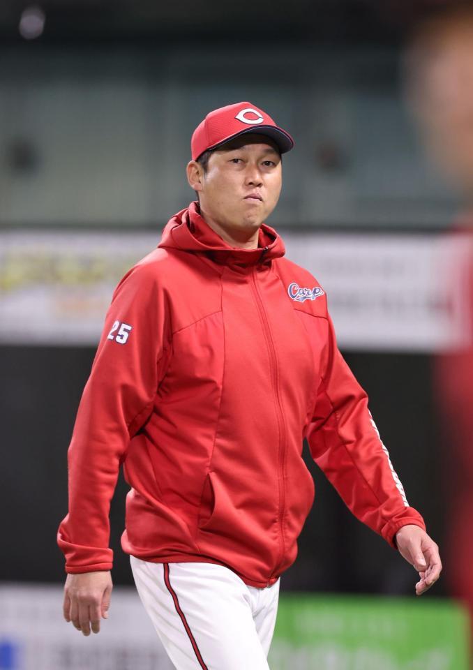 　選手交代を告げる新井監督（撮影・市尻達拡）