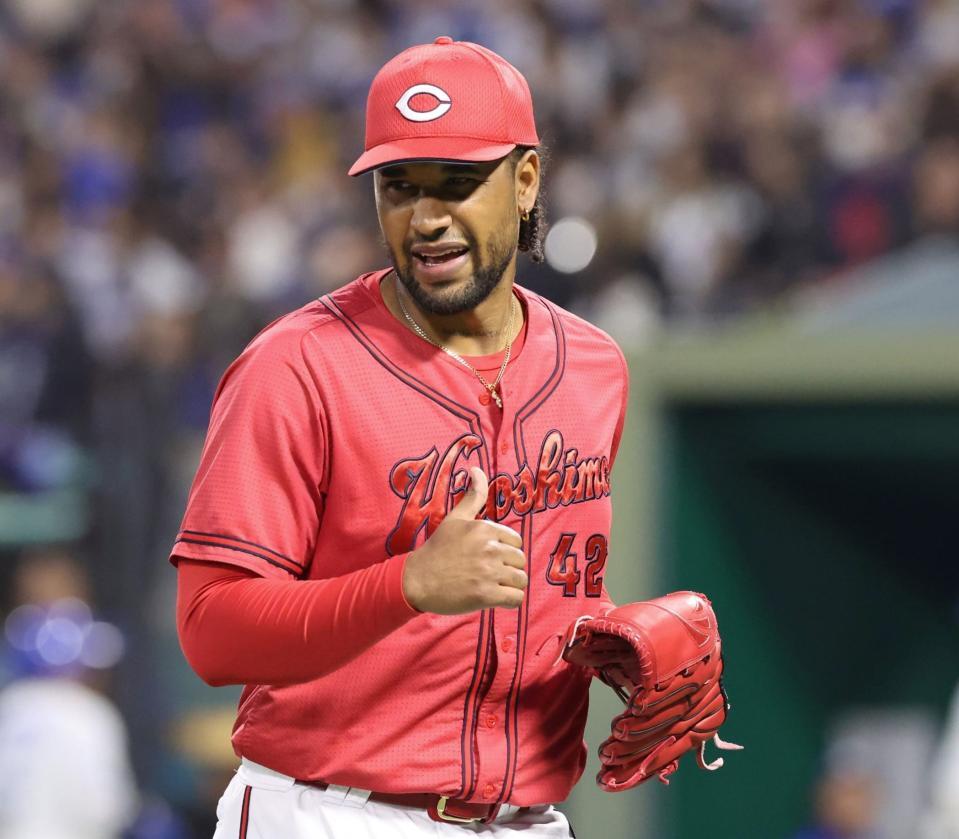 　２回、この回を無失点で終え、親指を立てるポーズをするドミンゲス（撮影・市尻達拡）