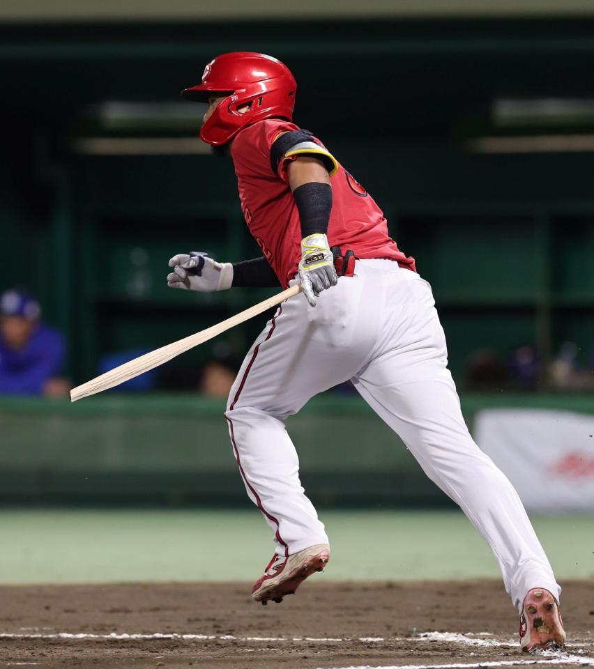 　７回、投手強襲のタイムリー内野安打を放つ末包（撮影・市尻達拡）