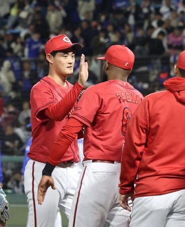 　１回無失点で引き分けに持ち込み、ナインとタッチを交わす岡本（撮影・市尻達拡）