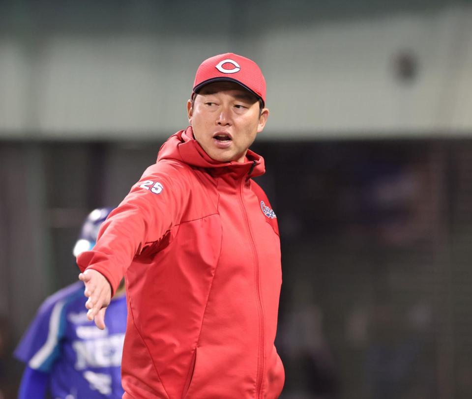 　選手交代を終え、手を出してタッチをする新井監督（撮影・市尻達拡）