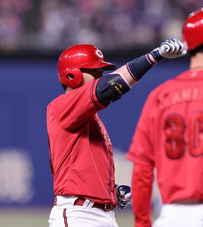 　１１回、右越えのタイムリー二塁打を放ち、ベンチを指さす野間（撮影・市尻達拡）