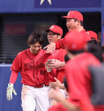 　１１回、生還した羽月をたたえる新井監督（撮影・市尻達拡）