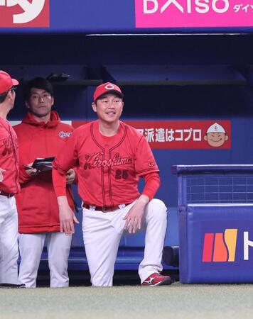 　７回、菊池の三ゴロの間に１点を奪い、笑顔の新井監督（撮影・市尻達拡）