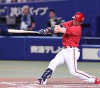 　１１回、右越えのタイムリー二塁打を放つ野間（撮影・市尻達拡）