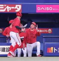 　７回、１点を奪い生還した小園を出迎える新井監督（撮影・市尻達拡）