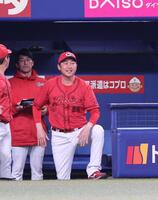 　７回、菊池の三ゴロの間に１点を奪い、笑顔の新井監督（撮影・市尻達拡）