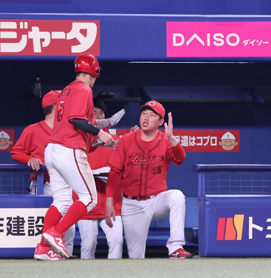 　７回、１点を奪い生還した小園を出迎える新井監督（撮影・市尻達拡）