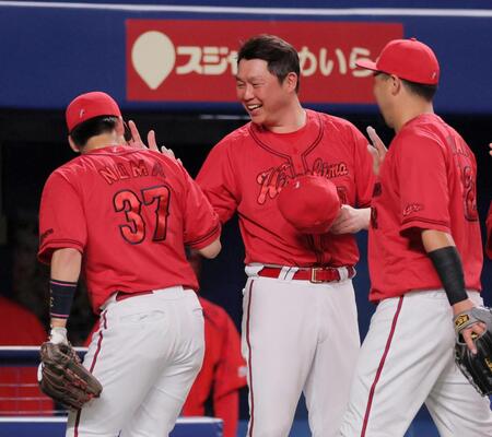 　中日に勝ち、勝ち越し打の野間（左）を迎える新井監督（中央）