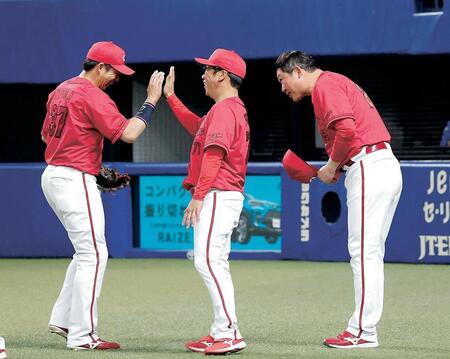 　試合終了後、決勝打を放った野間（左）に、帽子をとって最敬礼する新井監督（撮影・市尻達拡）
