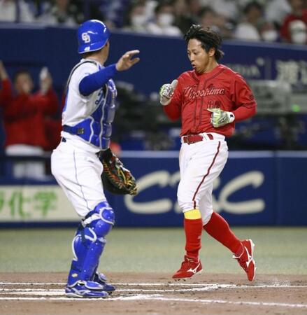 　１１回、代打野間の右越え二塁打で三塁を回り転倒したが、なんとか生還した代走羽月