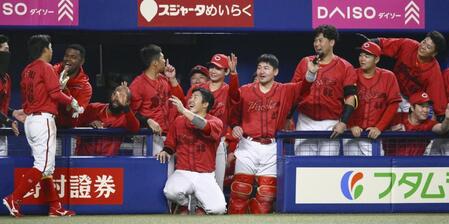 　１１回、代打野間の右越え二塁打で三塁を回り転倒したが、なんとか生還し、笑顔のナインに迎えられた代走羽月（左端）