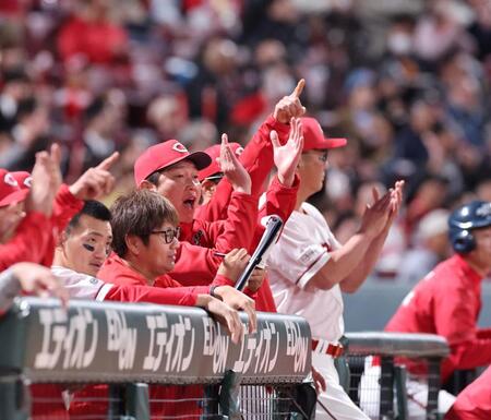 　４回、大量得点に手を叩いて喜ぶ新井監督（撮影・市尻達拡）