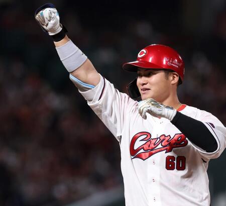 　４回、中前タイムリーを放ち、拳を突き上げる田村（撮影・市尻達拡）