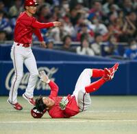 　１１回、代打野間の二塁打で三塁を回り転倒する代走羽月