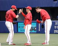 　試合終了後、野間（左）に、帽子をとって最敬礼する新井監督（撮影・市尻達拡）