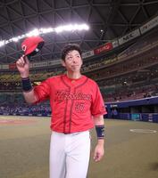 　ヒーローインタビューを終え、ファンに手を振る野間（撮影・市尻達拡）