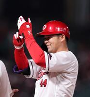 　６回、今季初安打となる左前打を放ち、寿司を握るポーズをする林（撮影・市尻達拡）