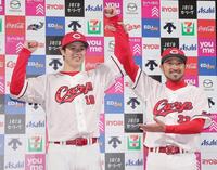 　ヒーローインタビューで、ポーズをとる森下（左）と菊池