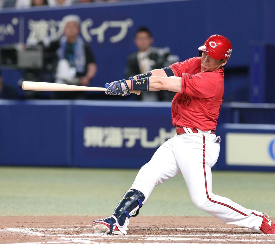 　１１回、代打で勝ち越しの適時二塁打を放つ野間