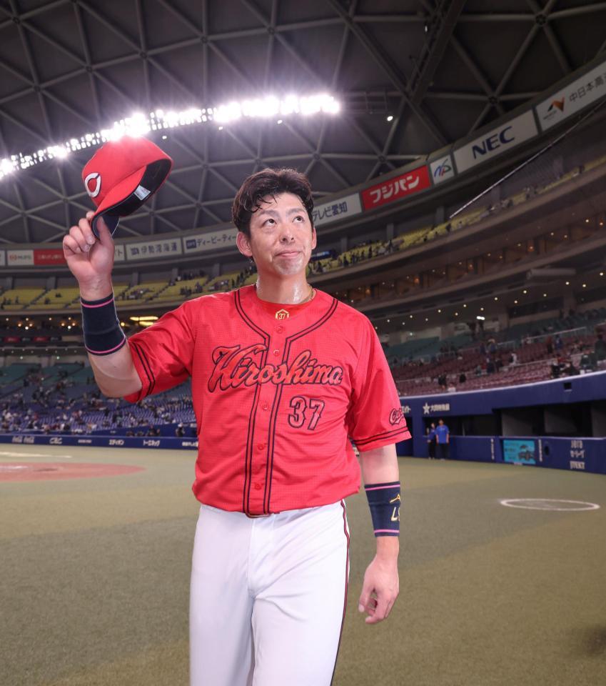 　ヒーローインタビューを終え、ファンに手を振る野間（撮影・市尻達拡）