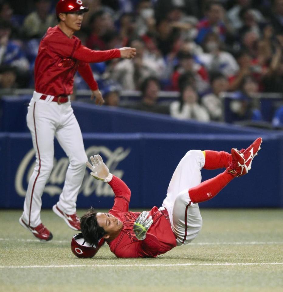 　１１回、代打野間の右越え二塁打で三塁を回り転倒した代走羽月