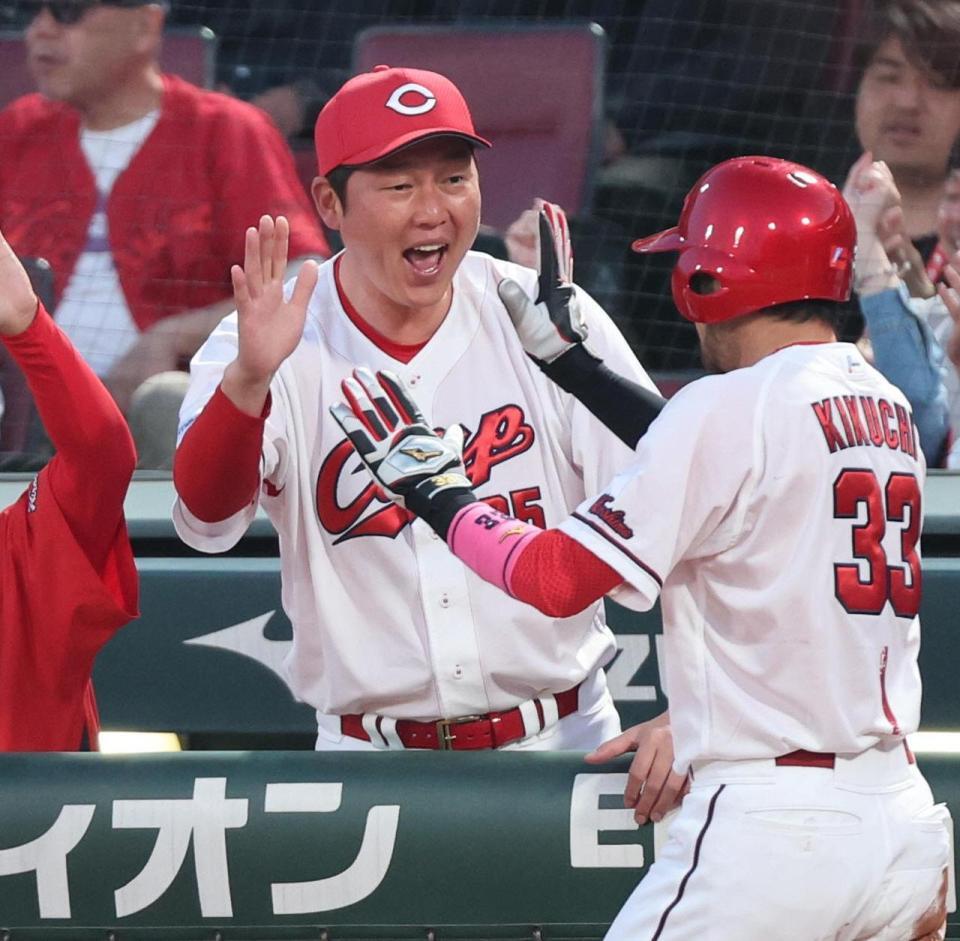 　２回、会沢の適時打で生還した二走菊池（右）とタッチを交わす新井監督