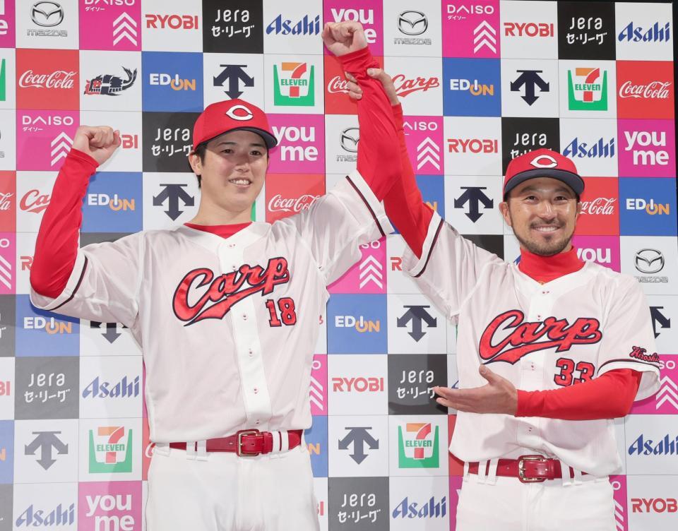 　ヒーローインタビューで、ポーズをとる森下（左）と菊池