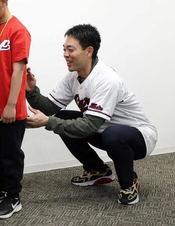 　ひとり親家庭の親子を招待し、サインをする秋山（撮影・市尻達拡）