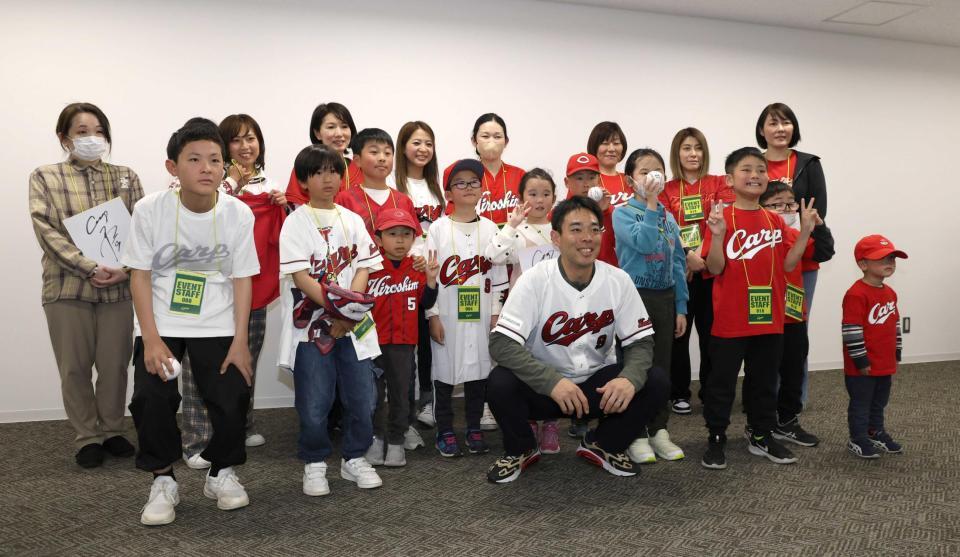 　ひとり親家庭の親子を招待し、記念撮影に応じる秋山（前列中央）