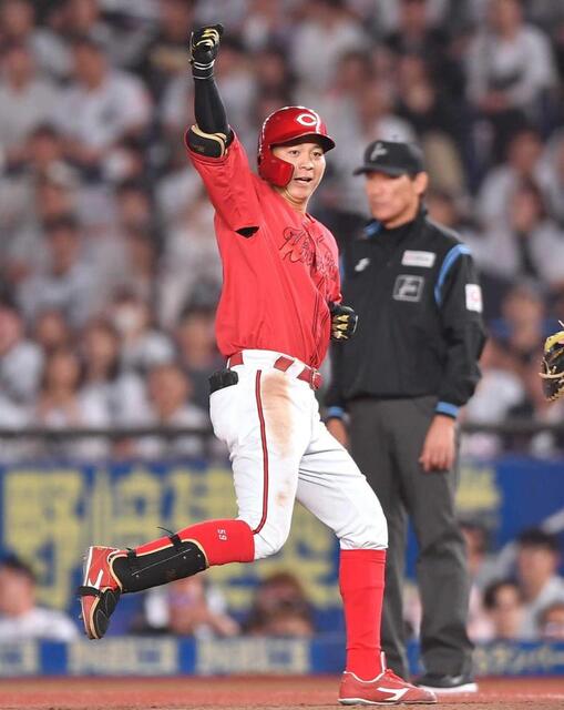 6回、2点適時打を放ちガッツポーズを決める大盛(撮影・開出牧)