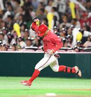 　昨年の交流戦・ソフトバンク戦で９回に同点３ランを放ちガッツポーズをする田中＝２０２４年６月２日