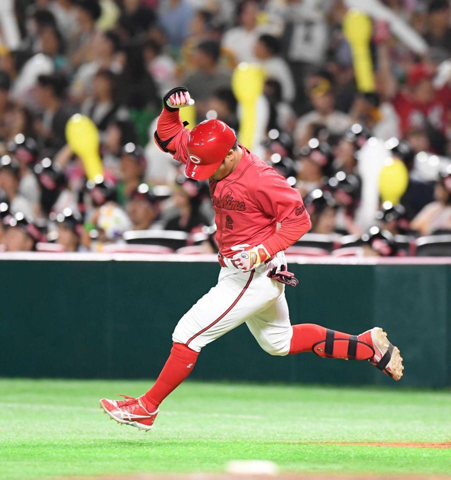 　昨年の交流戦・ソフトバンク戦で９回に同点３ランを放ちガッツポーズをする田中＝２０２４年６月２日