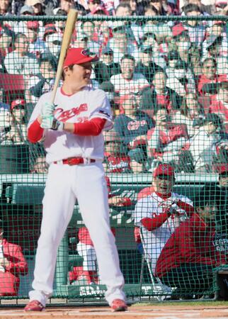 　新井監督の打席を見つめる金本氏