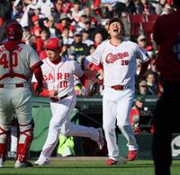 　ＯＢ紅白戦で三本間に挟まれ、金本氏から、激しいタッチを受ける三走新井監督（捕手・達川氏）