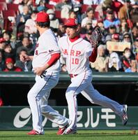 　ＯＢ紅白戦で三本間に挟まれ、金本氏から、激しいタッチを受ける三走新井監督（捕手・達川氏）