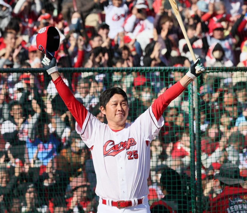 　本塁打チャレンジでホームランを放ち両手を挙げる新井監督（撮影・市尻達拡）