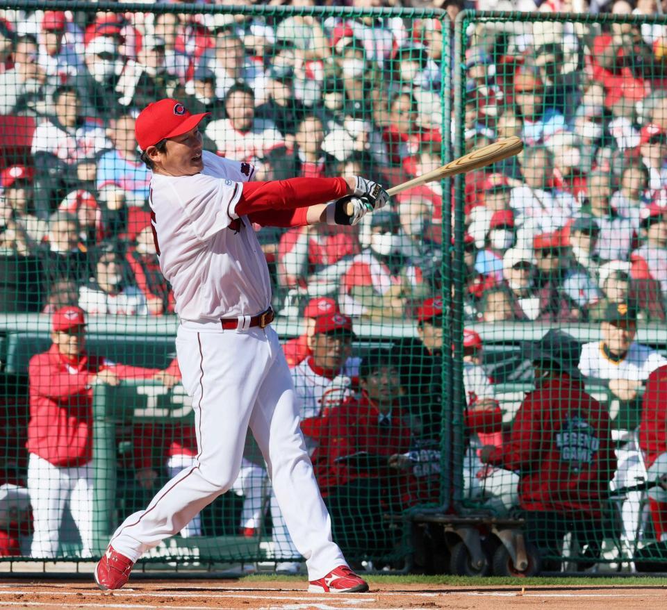 　金本氏が見つめる中、柵越えを放つ広島・新井監督