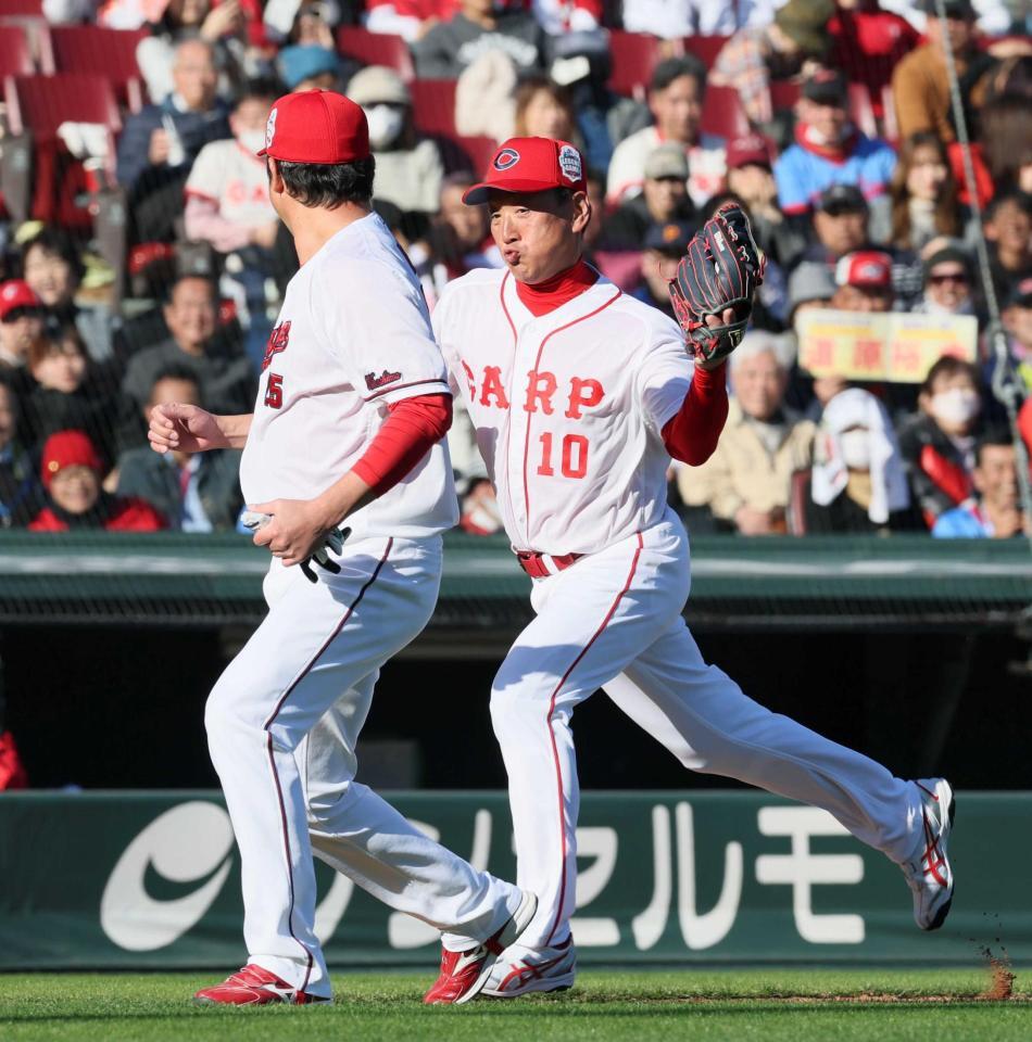 　ＯＢ紅白戦で三本間に挟まれ、金本氏から、激しいタッチを受ける三走新井監督（捕手・達川氏）