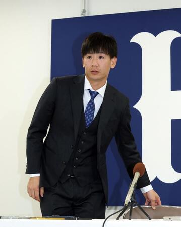 　契約更改交渉後、会見に臨む森浦（撮影・市尻達拡）