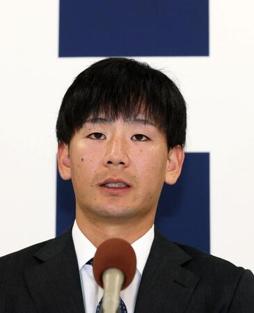 　契約更改交渉後、会見に臨む森浦（撮影・市尻達拡）