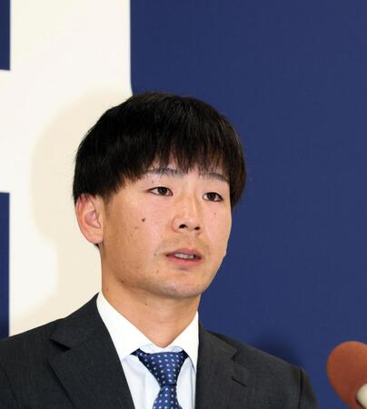 　契約更改交渉後、会見に臨む森浦（撮影・市尻達拡）