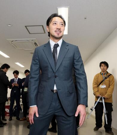 　契約更改交渉後の質疑応答を終え、部屋を出る菊池（撮影・市尻達拡）