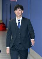 　契約更改交渉に臨む森浦（撮影・市尻達拡）